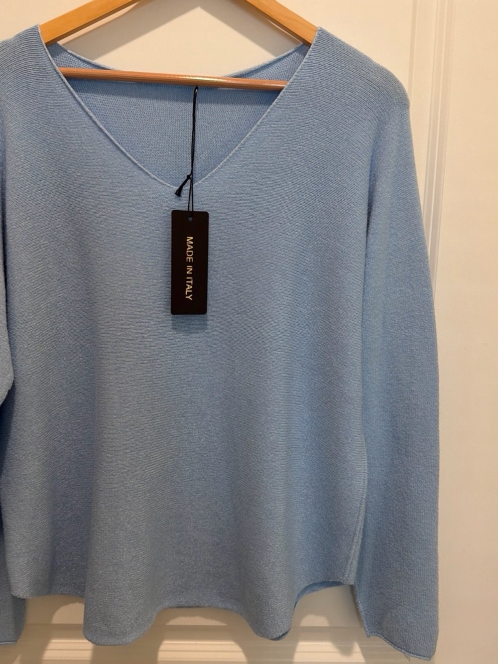 IT052 🇮🇹 Made in Italy V-Neck Lightweight Sweater – One Size NWT